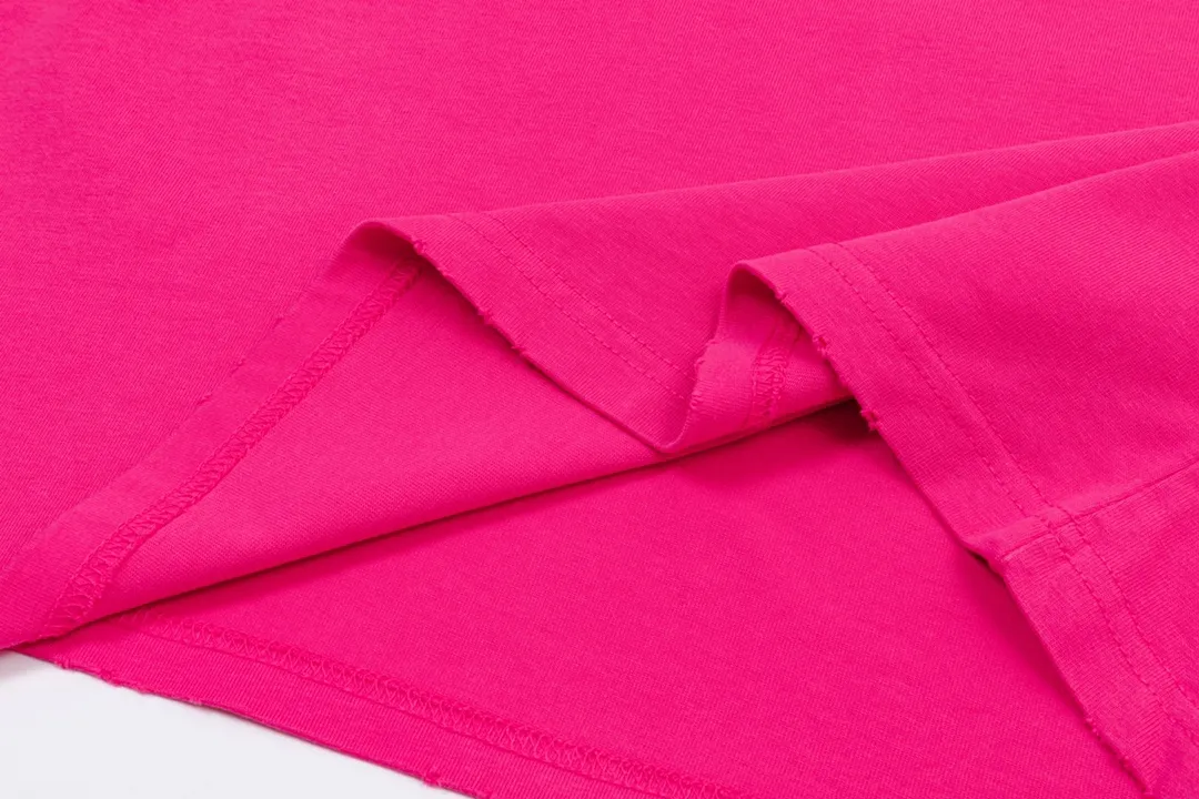 P220 CHROME HEARTS LoGo is fashionable and elegant, with dropped shoulders. The fabric is made of 26s double-yarn combed cotton compact spinning yarn with a weight of 280. It is matched with 1*1 Salona rib. The fabric is fermented and has a loose fit. Color: pink (washed hole craftsmanship) size: S～XXL